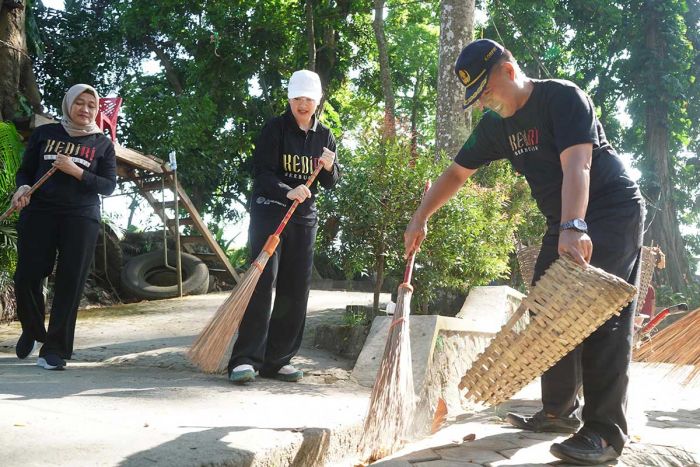 Cegah Demam Berdarah, Mbak Cicha Ajak Ratusan Kader PKK Kediri Kerja Bakti Cegah Demam Berdarah, Mbak Cicha Ajak Ratusan Kader PKK Kediri Kerja Bakti