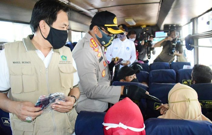 Wanti-wanti Bahaya Covid-19, Wabup dan Kapolresta Sidoarjo Bagikan 10 Ribu Masker Wanti-wanti Bahaya Covid-19, Wabup dan Kapolresta Sidoarjo Bagikan 10 Ribu Masker