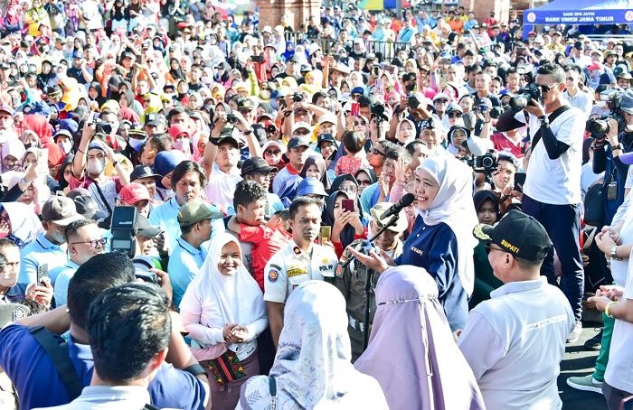 Membaur Jalan Sehat Bersama 17 Ribu Masyarakat Situbondo, Khofifah: Sarana Pererat Silaturahim Membaur Jalan Sehat Bersama 17 Ribu Masyarakat Situbondo, Khofifah: Sarana Pererat Silaturahim