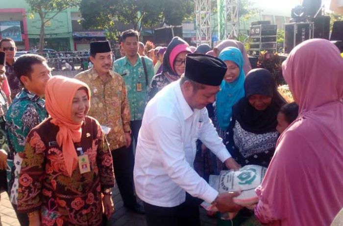 Buru Sembako Murah, Warga Jubeli Pasar Rakyat Disperindag Sidoarjo