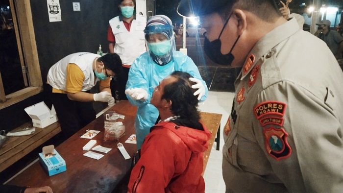 Awasi Covid-19 dan Deteksi Dini Varian Omicron, Petugas Gabungan di Ngawi Lakukan Tes Swab PCR Acak Awasi Covid-19 dan Deteksi Dini Varian Omicron, Petugas Gabungan di Ngawi Lakukan Tes Swab PCR Acak