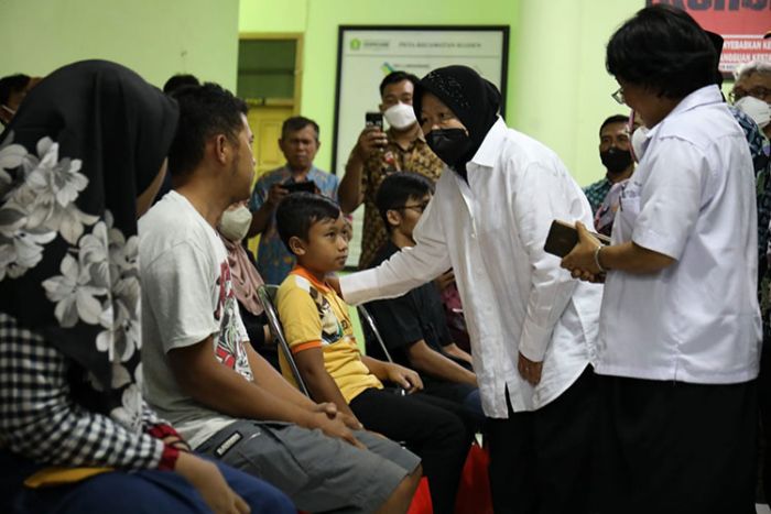 Kunjungi Ahli Waris Korban Tragedi Kanjuruhan Malang, Mensos Berikan Santunan Sebesar Rp15 Juta Kunjungi Ahli Waris Korban Tragedi Kanjuruhan Malang, Mensos Berikan Santunan Sebesar Rp15 Juta