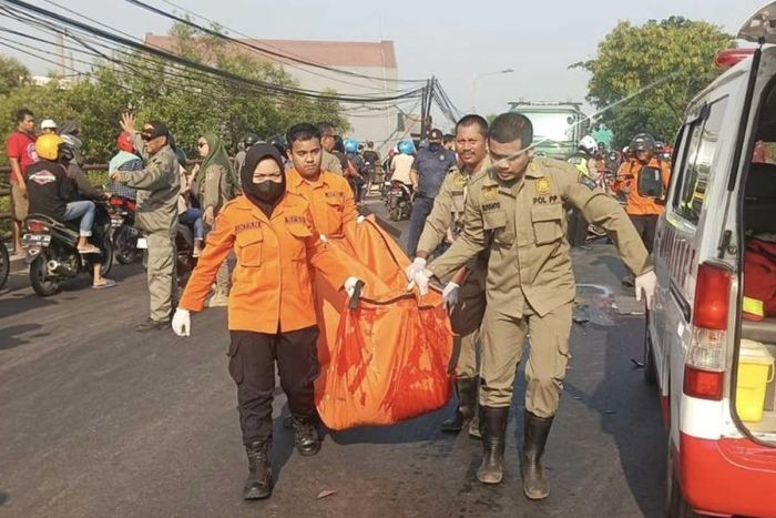 Nahas! Dua Pengendara Motor di Surabaya Tewas Terlindas Truk Nahas! Dua Pengendara Motor di Surabaya Tewas Terlindas Truk