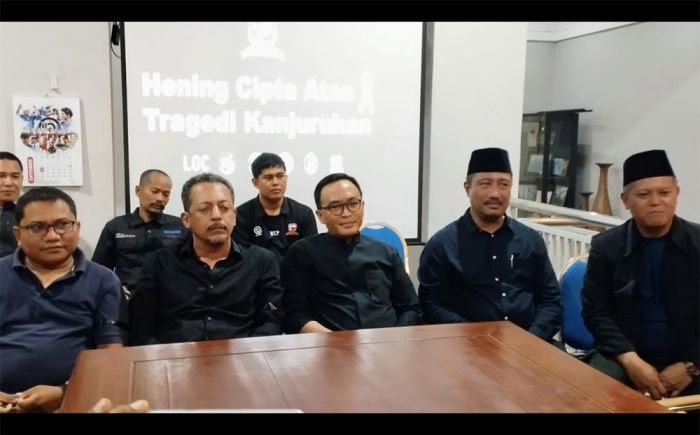 Madura United Bersama Bupati Pamekasan Heningkan Cipta untuk Tragedi Kanjuruhan Madura United Bersama Bupati Pamekasan Heningkan Cipta untuk Tragedi Kanjuruhan