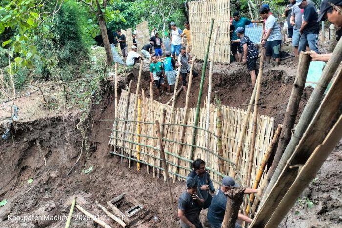 Belasan Makam di Mejayan Madiun Raib, Hanyut Terseret Banjir Belasan Makam di Mejayan Madiun Raib, Hanyut Terseret Banjir
