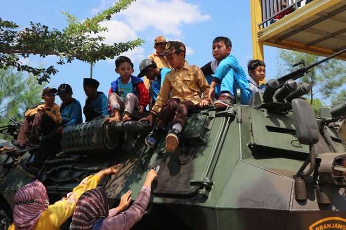 Warga Tuban Antusias Melihat Pameran Alutsista TNI-AD Warga Tuban Antusias Melihat Pameran Alutsista TNI-AD