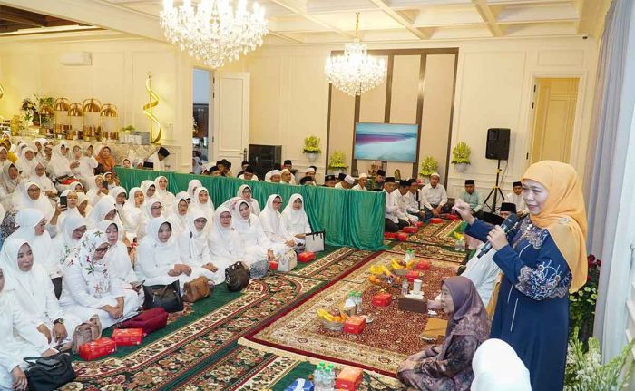 Pengajian Bareng Syaikh Fadhil Al Jailani, Khofifah: Sebarkan Tasawuf Penuh Kesejukan Pengajian Bareng Syaikh Fadhil Al Jailani, Khofifah: Sebarkan Tasawuf Penuh Kesejukan