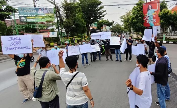 Puluhan Wartawan Tuban Gelar Aksi Solidaritas Mengutuk Tindakan Kekerasan Terhadap Insan Pers Puluhan Wartawan Tuban Gelar Aksi Solidaritas Mengutuk Tindakan Kekerasan Terhadap Insan Pers