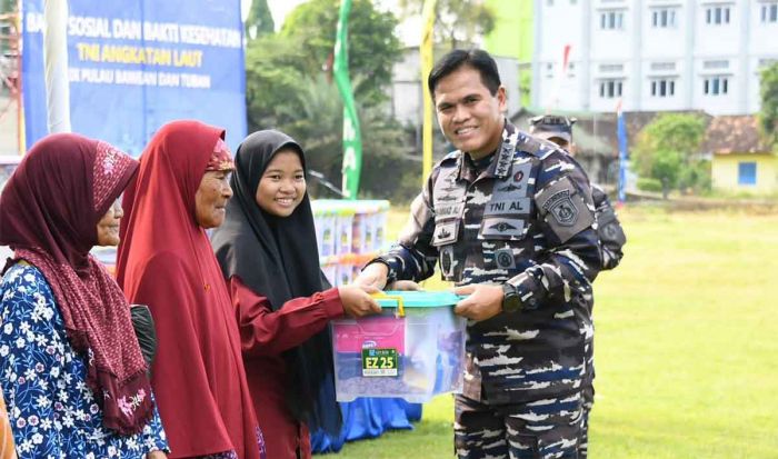 Peduli Gempa Tuban, TNI AL Bagikan 1.000 Paket hingga Pendampingan Trauma Healing Peduli Gempa Tuban, TNI AL Bagikan 1.000 Paket hingga Pendampingan Trauma Healing
