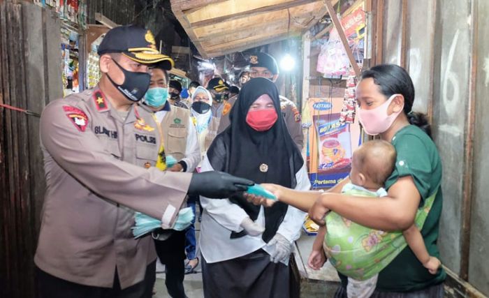 Polda Jatim Bersama Forkopimda Sidoarjo Bagikan Masker ke Pengendara dan Pedagang Pasar