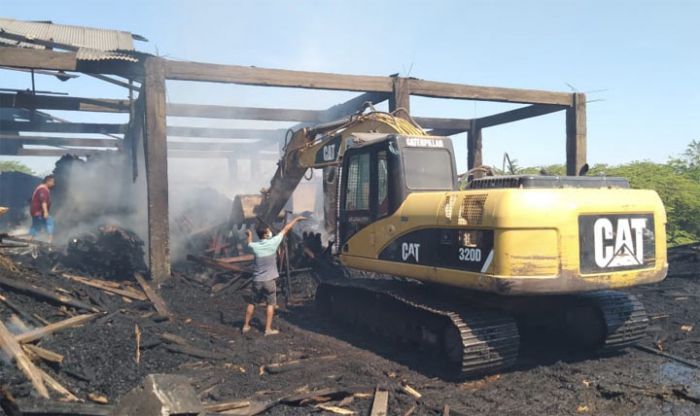 Tiga Unit Alat Berat Dikerahkan untuk Proses Pembasahan Kebakaran di Gudang Kayu Sidoarjo
