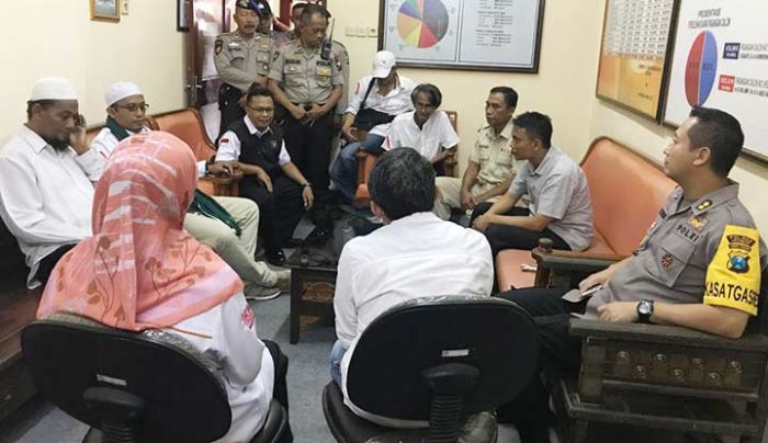 Ditemui Komisioner KPU Jember, Pengunjuk Rasa Sampaikan 6 Tuntutan Ditemui Komisioner KPU Jember, Pengunjuk Rasa Sampaikan 6 Tuntutan