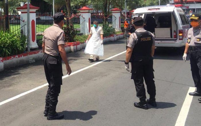 Pria yang Dievakuasi dari Depan Masjid Agung Kota Blitar Statusnya ODP Pria yang Dievakuasi dari Depan Masjid Agung Kota Blitar Statusnya ODP