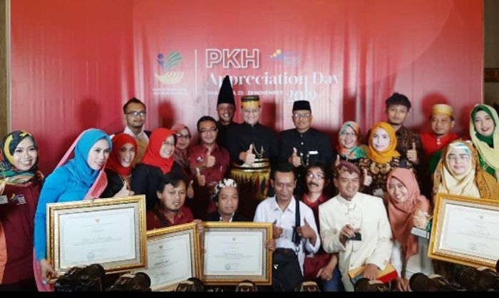 PKH Plus, Program Utama Nawa Bhakti Satya Pemprov Jatim Raih Penghargaan dari Mensos RI PKH Plus, Program Utama Nawa Bhakti Satya Pemprov Jatim Raih Penghargaan dari Mensos RI