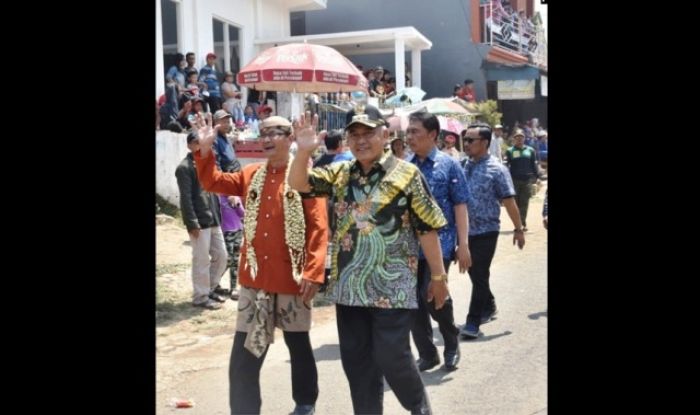 Plt Bupati Malang Ikuti Karnaval Bersih Desa di Sumbersuko Plt Bupati Malang Ikuti Karnaval Bersih Desa di Sumbersuko