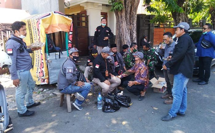 Panwascam se-Surabaya Gelar Aksi Solidaritas di Sidang DKPP Panwascam se-Surabaya Gelar Aksi Solidaritas di Sidang DKPP