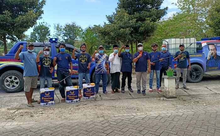Tekan Sebaran Covid-19, NasDem Gresik Blusukan ke Desa-desa Bagikan APD dan Semprot Disinfektan Tekan Sebaran Covid-19, NasDem Gresik Blusukan ke Desa-desa Bagikan APD dan Semprot Disinfektan