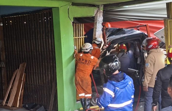 Sopir Pikap Terjepit 2 Jam Usai Ditabrak Truk Tronton di Jombang