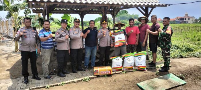 Dukung Ketahanan Pangan, Polsek Krian Bagikan Bibit Jagung dan Pupuk ke Gapoktan Dukung Ketahanan Pangan, Polsek Krian Bagikan Bibit Jagung dan Pupuk ke Gapoktan