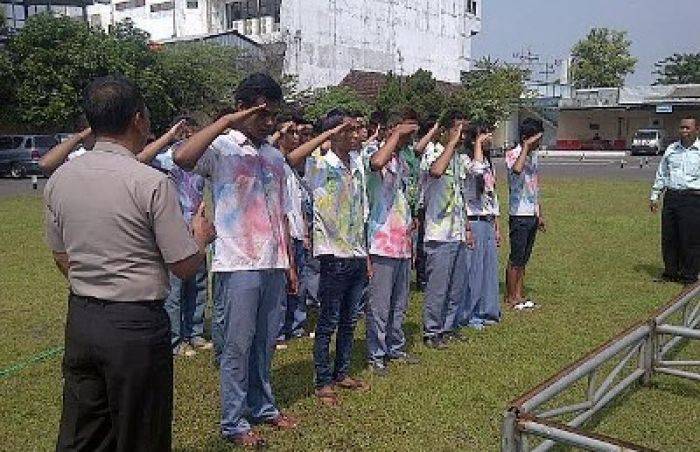 Konvoi Lulusan, 25 Pelajar Kota Mojokerto Ditelanjangi di Polresta Konvoi Lulusan, 25 Pelajar Kota Mojokerto Ditelanjangi di Polresta