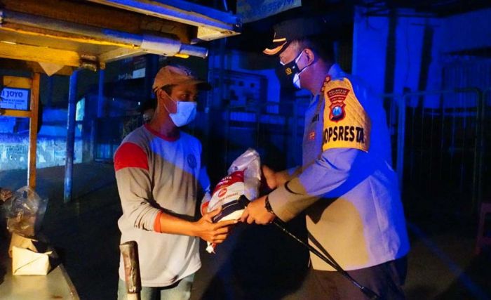 Kapolresta Sidoarjo Pimpin Patroli Skala Besar Sambil Bagikan Sembako Kapolresta Sidoarjo Pimpin Patroli Skala Besar Sambil Bagikan Sembako