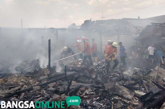 Pasar Sukodadi Terbakar, 35 Kios Ludes Pasar Sukodadi Terbakar, 35 Kios Ludes