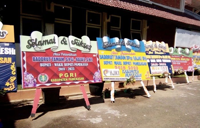 Puluhan Karangan Bunga Ucapan Selamat Hiasi Kantor Pemkab Pamekasan Puluhan Karangan Bunga Ucapan Selamat Hiasi Kantor Pemkab Pamekasan