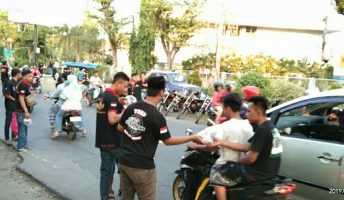 Gelar Baksos, Komunitas RX King K.O.B.B Bagikan 500 Takjil di Jalan Raya Bangil-Pandaan