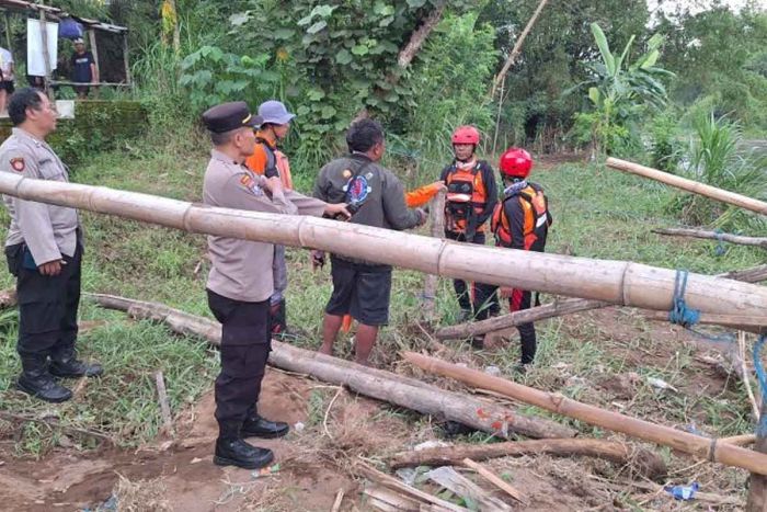 Tunggu Perahu Tambangan, Pria di Kediri Terjatuh ke Sungai Brantas Tunggu Perahu Tambangan, Pria di Kediri Terjatuh ke Sungai Brantas