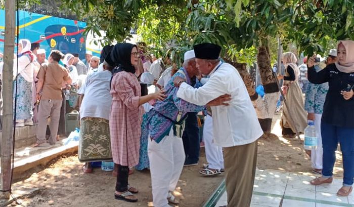 Jamaah Haji Asal Tuban Tiba di Tanah Air, 1 Orang Meninggal, 2 Orang Sakit Jamaah Haji Asal Tuban Tiba di Tanah Air, 1 Orang Meninggal, 2 Orang Sakit