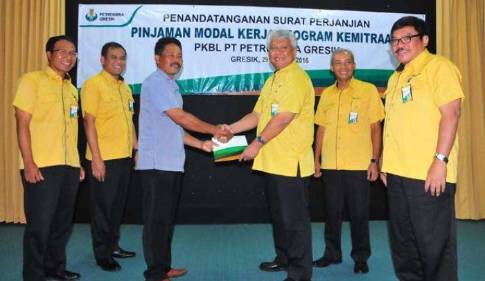 Petrokimia Gresik Salurkan Modal Kerja dan Bantu Kesehatan Warga Sekitar Petrokimia Gresik Salurkan Modal Kerja dan Bantu Kesehatan Warga Sekitar