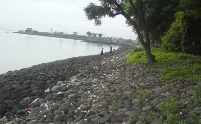 Sering Dijadikan Tempat Mesum, Bibir Pantai Suramadu Dipagar, PKL Kelimpungan Sering Dijadikan Tempat Mesum, Bibir Pantai Suramadu Dipagar, PKL Kelimpungan