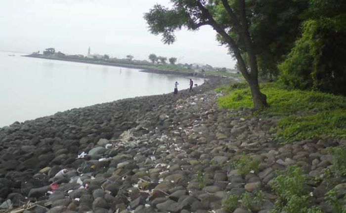 Sering Dijadikan Tempat Mesum, Bibir Pantai Suramadu Dipagar, PKL Kelimpungan