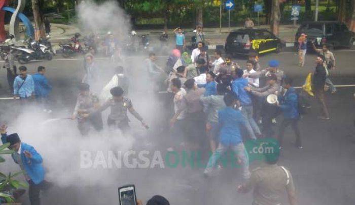 Sesalkan Tindakan Represif Polisi, Ketua PMII Bojonegoro: Polisi Kelewatan Sesalkan Tindakan Represif Polisi, Ketua PMII Bojonegoro: Polisi Kelewatan