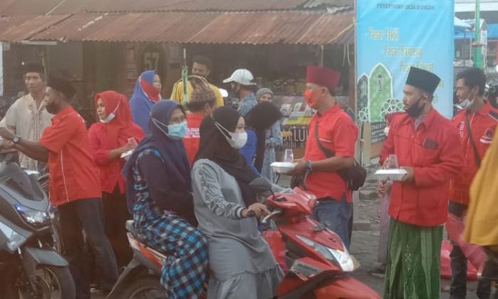 Bantu Sesama, PAC PDIP Bungah Gresik Bagikan Ratusan Takjil kepada Pengguna Jalan Bantu Sesama, PAC PDIP Bungah Gresik Bagikan Ratusan Takjil kepada Pengguna Jalan