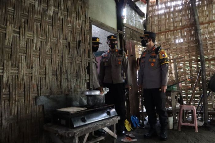 Bhabinkamtibmas Polsek Kemlagi Mojokerto Bedah Rumah Warganya yang Berdinding dari Tirai Bambu