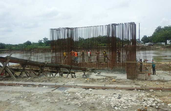Pengerjaan Jembatan Gantung Penghubung Bojonegoro-Trucuk Dipastikan Molor Pengerjaan Jembatan Gantung Penghubung Bojonegoro-Trucuk Dipastikan Molor