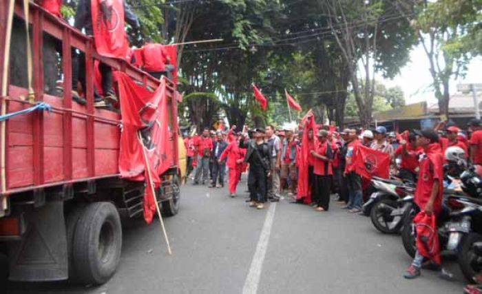 Ratusan Kader PDIP Luruk Polres Sidoarjo Ratusan Kader PDIP Luruk Polres Sidoarjo