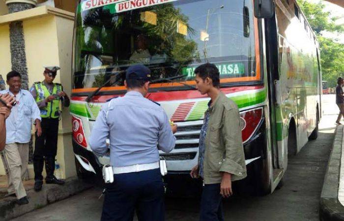 Pemeriksaan Kelayakan Bus dan MPU di Terminal Tuban, Banyak yang Tidak dilengkap Palu Emergency Pemeriksaan Kelayakan Bus dan MPU di Terminal Tuban, Banyak yang Tidak dilengkap Palu Emergency