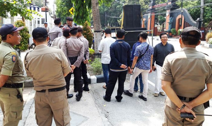 Dituduh Menjerat Anggotanya, Koperasi Karya Bakti Bendo Pare Didemo Massa LPKM Dituduh Menjerat Anggotanya, Koperasi Karya Bakti Bendo Pare Didemo Massa LPKM