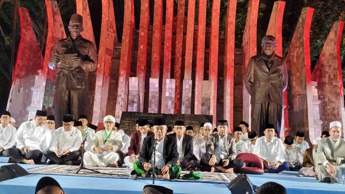 Prof Kiai Asep Pimpin Zikir Kebangsaan di Tugu Proklamasi Jakarta Prof Kiai Asep Pimpin Zikir Kebangsaan di Tugu Proklamasi Jakarta