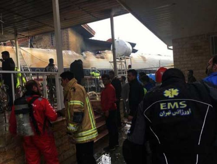 Pilot Mengira Landasan Pacu, Pesawat Boeing 707 Nyungsep di Perkampungan