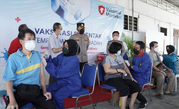 Percepat Herd Immunity, Polresta Sidoarjo Gelar Vaksinasi Covid-19 bagi Jemaat Gereja Santa Maria Percepat Herd Immunity, Polresta Sidoarjo Gelar Vaksinasi Covid-19 bagi Jemaat Gereja Santa Maria