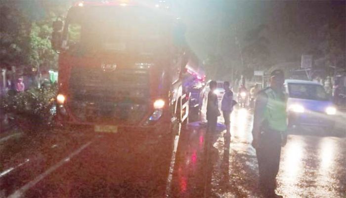Truk Pertamina Lindas Warga Kediri di Jalan Raya Buduran Truk Pertamina Lindas Warga Kediri di Jalan Raya Buduran