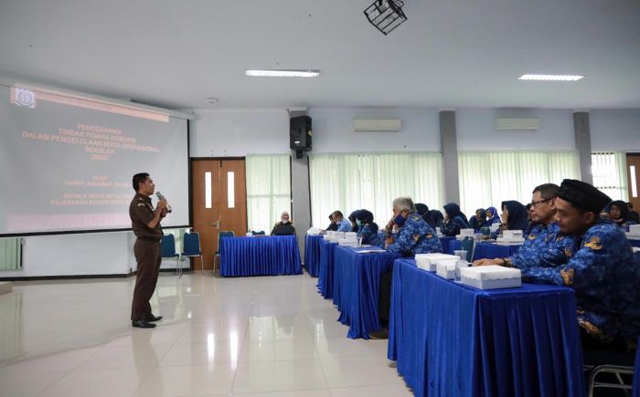 Cegah Penyimpangan Dana BOS, Pemkot Kediri Gandeng Kejaksaan Beri Penyuluhan Hukum pada Kepsek Cegah Penyimpangan Dana BOS, Pemkot Kediri Gandeng Kejaksaan Beri Penyuluhan Hukum pada Kepsek
