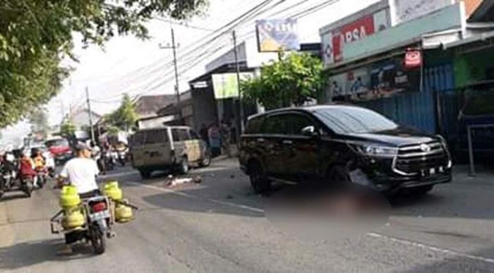 Nyeberang, Seorang Ibu Tewas Mengenaskan Ditabrak Dua Mobil di Raya Kenongo Sidoarjo