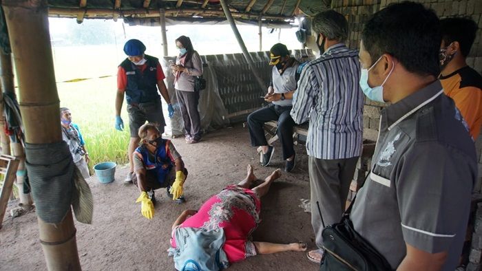 Emak-emak PSK Ditemukan Tewas Terlentang Tanpa Celana Dalam, Diduga Korban Pembunuhan Emak-emak PSK Ditemukan Tewas Terlentang Tanpa Celana Dalam, Diduga Korban Pembunuhan