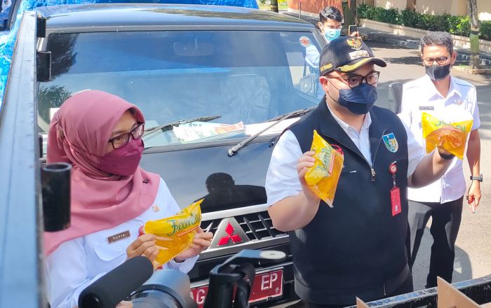 Bupati Kediri Distribusikan 7.200 Liter Minyak Goreng ke 12 Pasar Tradisional di Kabupaten Kediri Bupati Kediri Distribusikan 7.200 Liter Minyak Goreng ke 12 Pasar Tradisional di Kabupaten Kediri