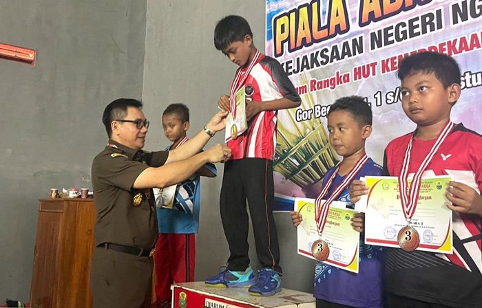 Kajari Nganjuk Tutup Kejuaraan Bulu Tangkis Antarpelajar se-Kabupaten Nganjuk Piala Adhyaksa Kajari Nganjuk Tutup Kejuaraan Bulu Tangkis Antarpelajar se-Kabupaten Nganjuk Piala Adhyaksa
