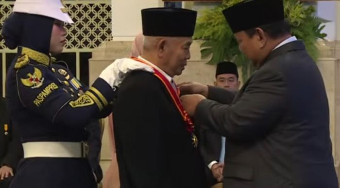 Kiai Asep Dapat Penghargaan Maha Putra Nararya dari Presiden di Istana Negara Kiai Asep Dapat Penghargaan Maha Putra Nararya dari Presiden di Istana Negara